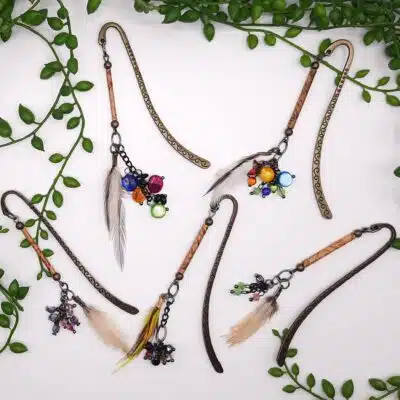 Marque-pages au choix, perles tubes bois, plumes naturelles, perles fantaisies multicolores