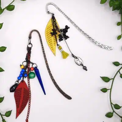 Marque-pages au choix, feuilles cuir ajourées, grappes de perles fantaisies multicolores sur chaînettes