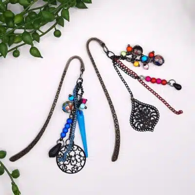 Marque-pages au choix, estampes filigranes noires, grappes de perles fantaisies multicolores