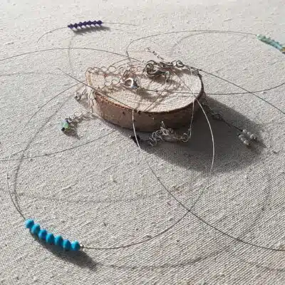 Collier ras du cou, fil câble acier, perles de verre toupie, perles de verre facettes, perles d'eau douce,