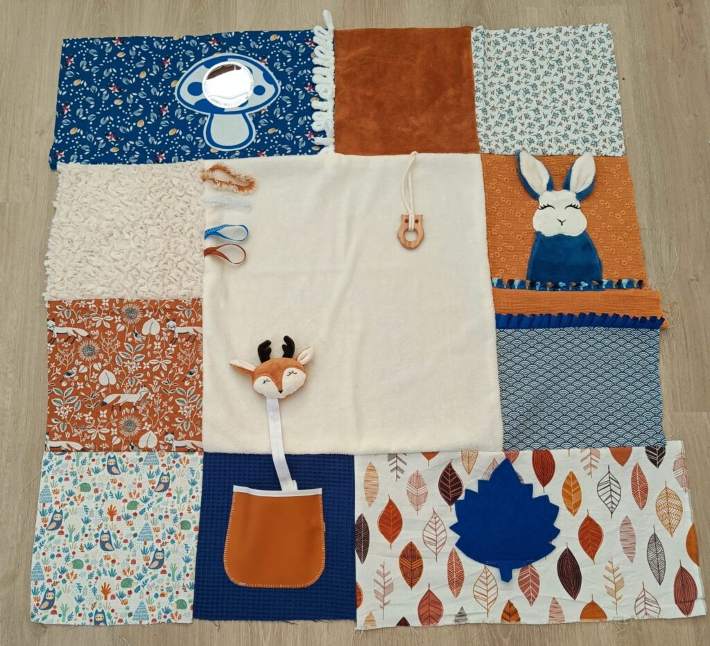tapis d'éveil thème forêt ton camel, écru et bleu