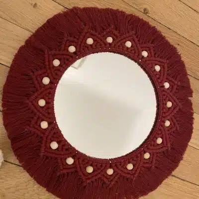 Miroir en macramé bordeaux