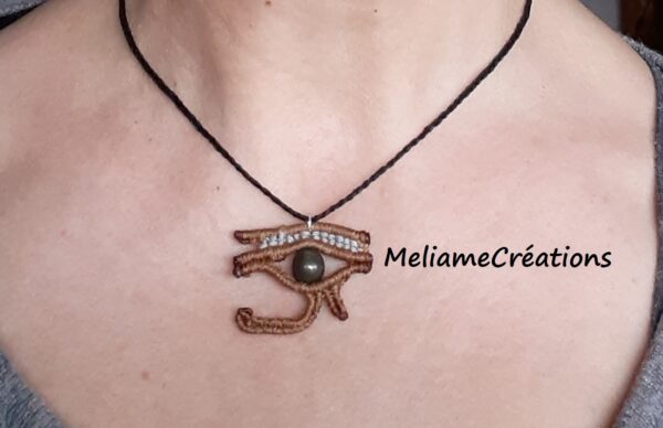 Pendentif en micromacrame oeil du soleil ra avec une perle naturelle pyrite Alejandro