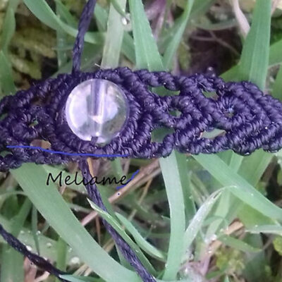 Petit bracelet en micromacramé Clara avec une perle naturelle en Cristal de Roche