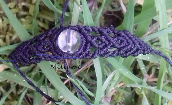 Petit bracelet en micromacramé Clara avec une perle naturelle en Cristal de Roche