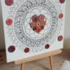 toile mandala avec petit cœur et boutons en bois