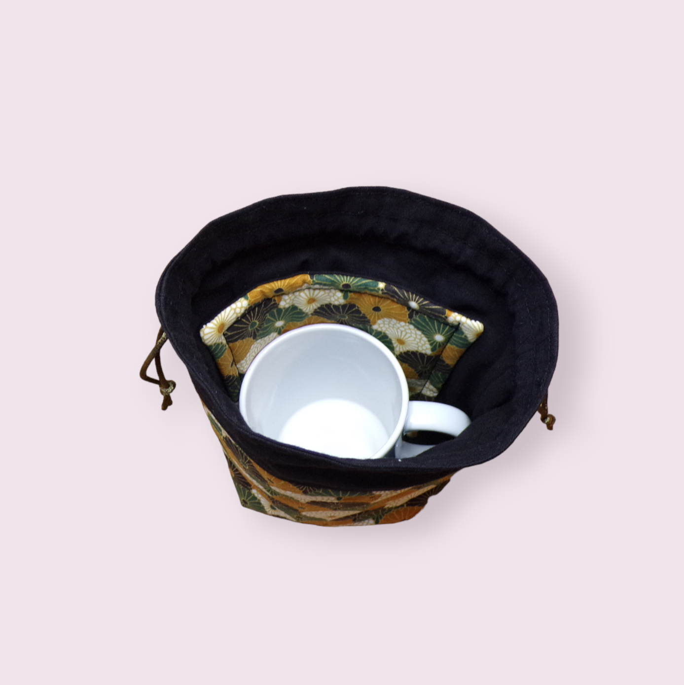 Pochette de transport pour mug et son sous mug, sac de rangement forme  pochon ouatiné. Modèle rosaces doublé noir *Livraison offerte* - Fait2mains