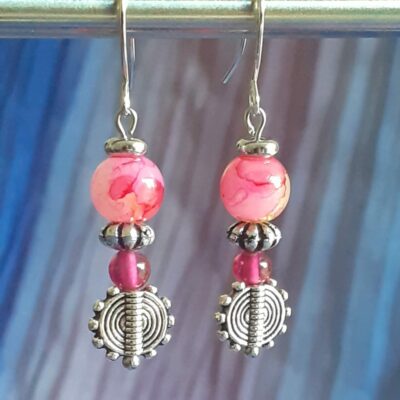 Boucles d'oreilles pendantes, argent et perle rose vif