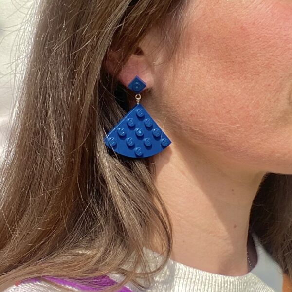 Boucles d'oreille fantaisies fabriquées avec des Lego® bleus marine
