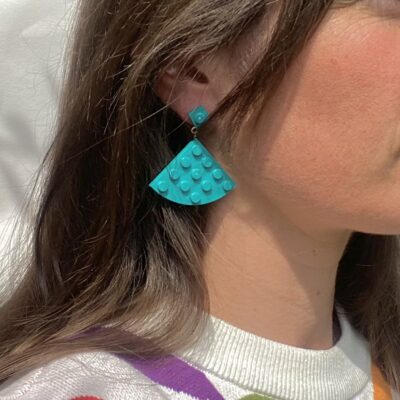 Boucles d'oreille fantaisies fabriquées avec des Lego® bleu paon