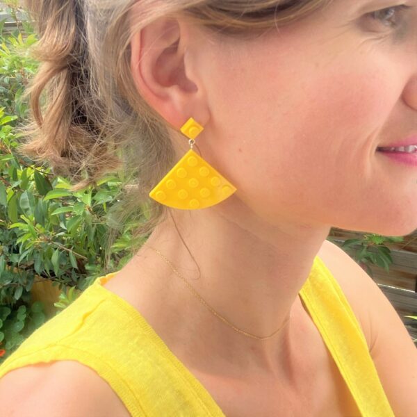 Boucles d'oreille fantaisies fabriquées avec des Lego® jaunes
