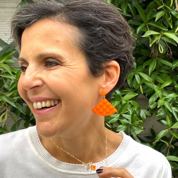 Boucles d'oreille fantaisies fabriquées avec des Lego® oranges
