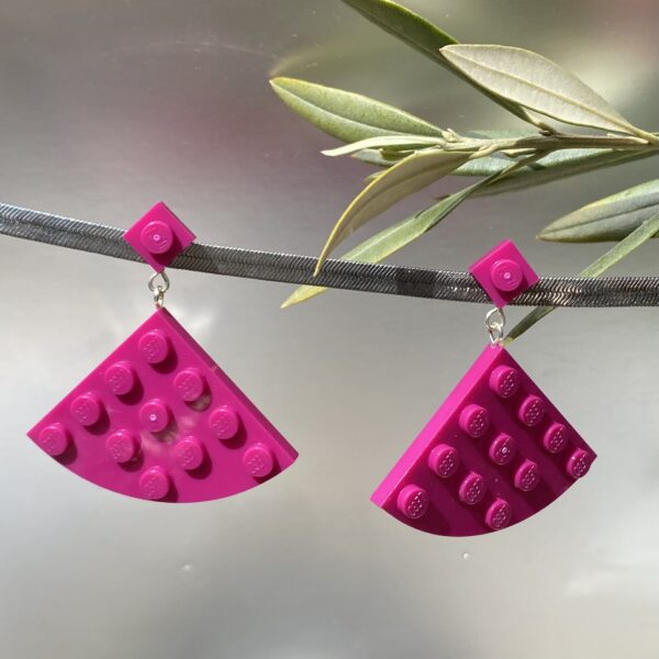 Boucles d'oreille fantaisies fabriquées avec des Lego® rose