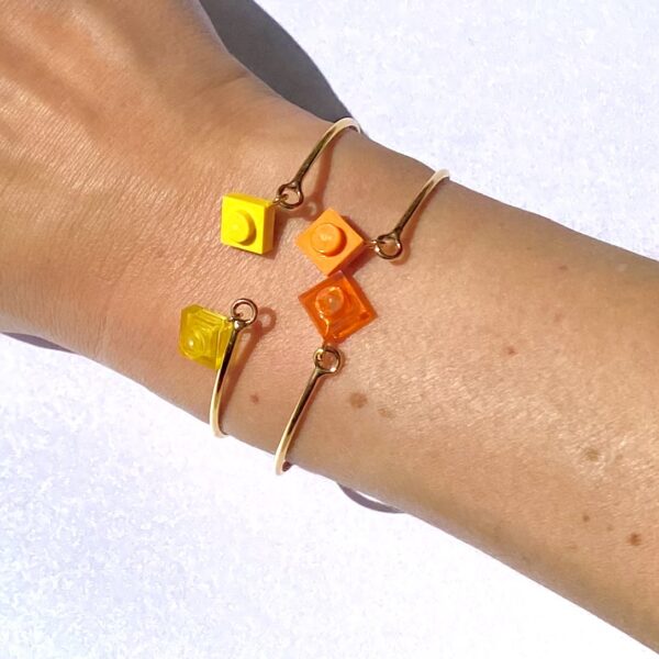Bracelets joncs ouverts fins dorés et briques Lego® Jaune et orange
