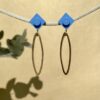 Petites Boucles d'oreilles pendantes dorées et bleu lavande