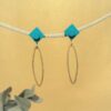 Petites Boucles d'oreilles pendantes dorées et bleu canard