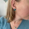 Petites Boucles d'oreilles pendantes dorées et bleu paon à la mode