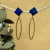 Petites Boucles d'oreilles pendantes dorées et bleu marine