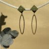 Petites Boucles d'oreilles pendantes dorées et vert kaki