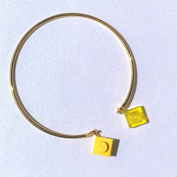 Bracelet jonc ouvert fin doré et brique Lego® jaune mimosa