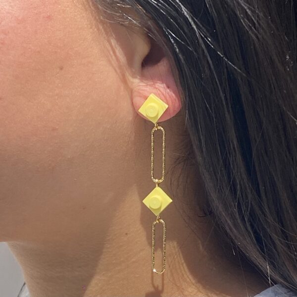 Boucles d'oreilles jaune pastel et or avec mini brique de Lego®