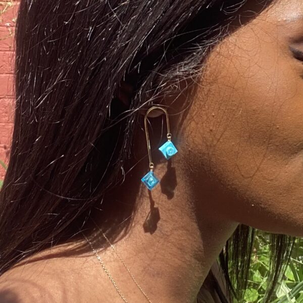 Boucles d''oreilles pendante moderne doré avec mini brique de Lego® turquoise et transparente