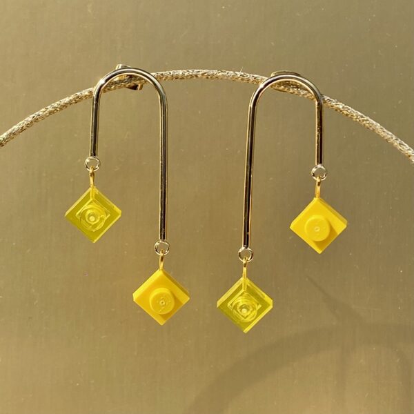 Boucles d''oreilles pendante moderne doré avec mini brique de Lego® jaune mimosa