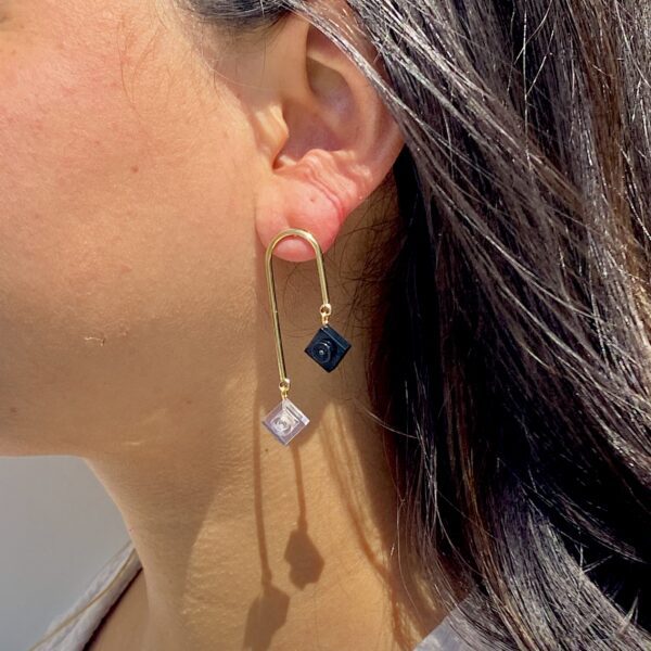 Boucles d''oreilles pendante moderne noir et or