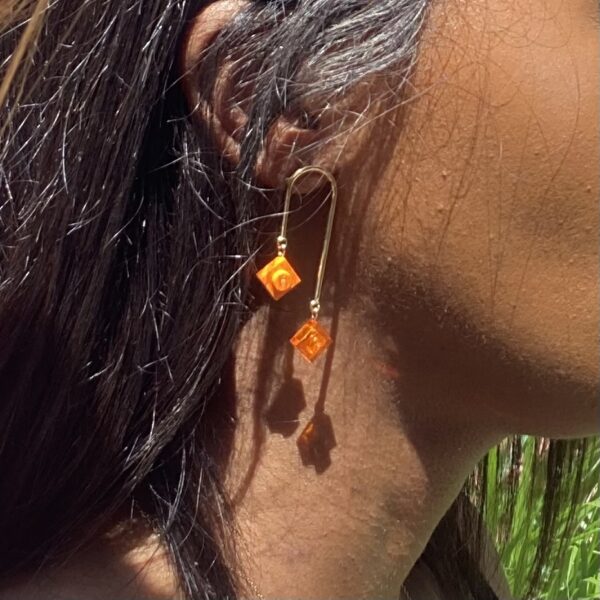 Boucles d''oreilles pendante moderne doré avec mini brique de Lego® orange