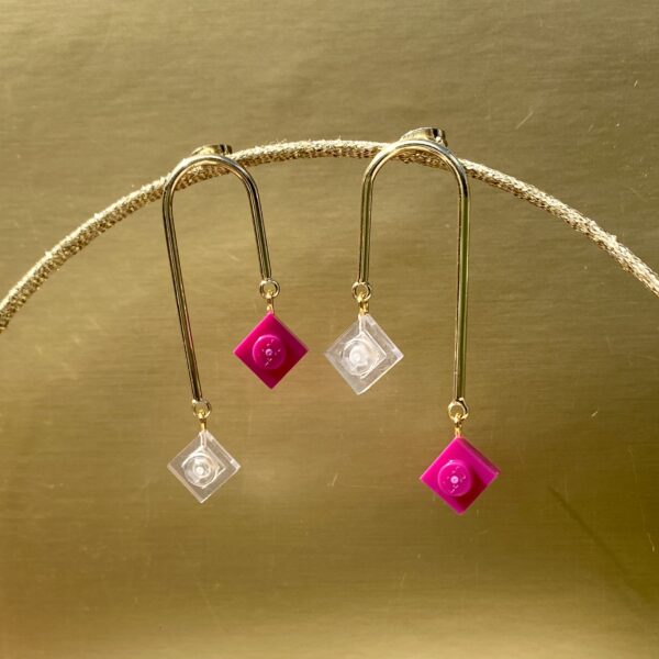 Boucles d''oreilles pendante moderne doré avec mini brique de Lego® rose