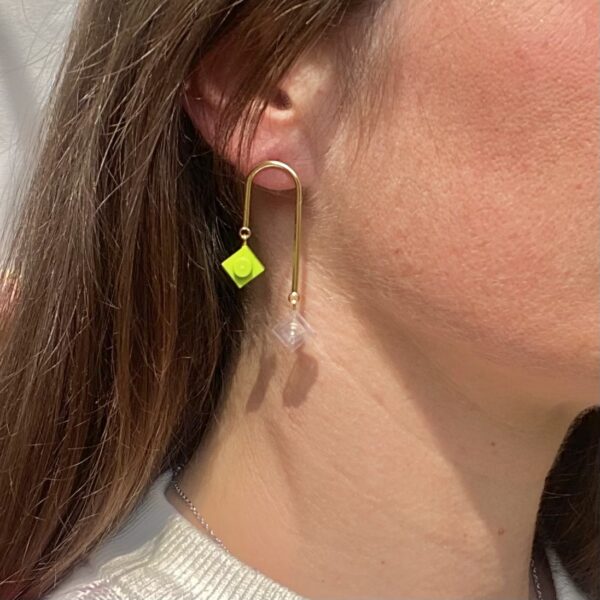 Boucles d''oreilles pendante moderne doré avec mini brique de Lego® vert clair et transparente