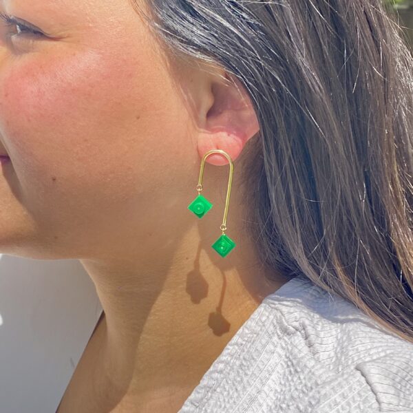 Boucles d''oreilles pendante moderne doré avec mini brique de Lego® vert franc et transparente