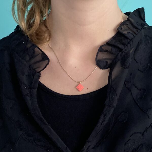 Collier pendentif brique de Lego® rose corail porté