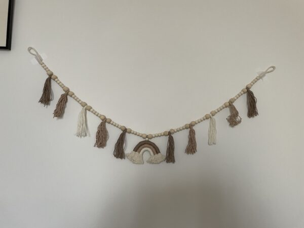 Guirlande arc en ciel, perles de bois et pompons