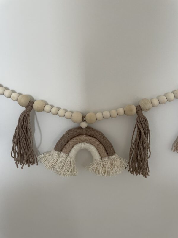 Guirlande arc en ciel, perles de bois et pompons – Image 2