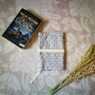 Couvre livre de poche en tissu à motif d'éventail japonais argenté