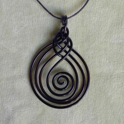 pendentif en fil d'aluminium.