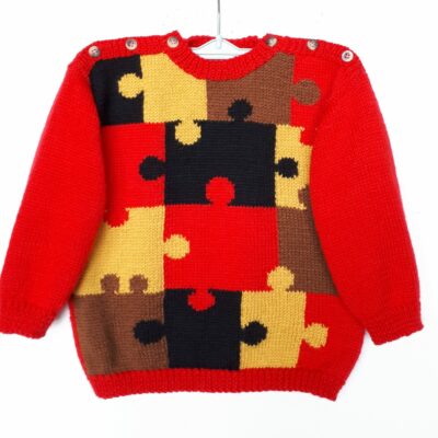 Pull enfant fait main, taille 2 ans avec un motif puzzlz