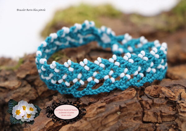 Bracelet en dentelle de crochet Aerin bleu pétrole, Artem de rocailles de Bohèmeème blanches