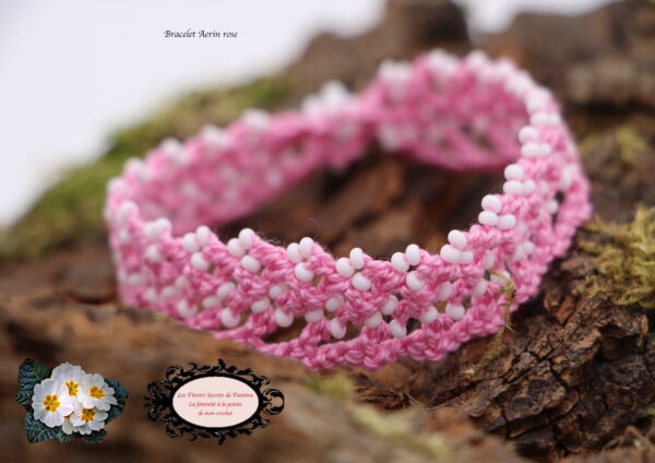 Bracelet en dentelle de crochet Aerin, réalisé dans un coton Oeko-tex Rose parsemé de rocailles de Bohèmes blanches