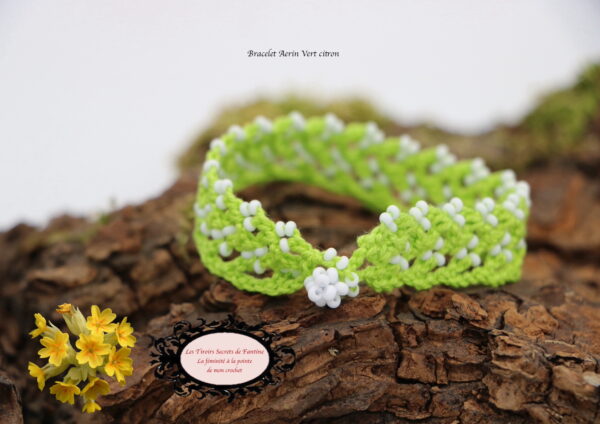 Bracelet en dentelle de crochet Aerin réalisé dans un coton Oeko-tex vert citron parsemé de rocailles d eBohème blanche