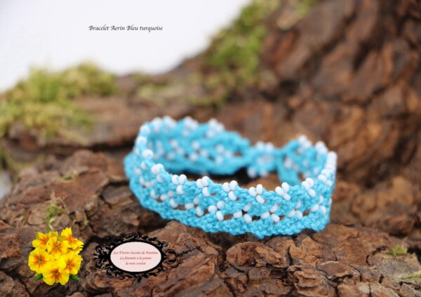 Bracelet en dentelle de crochet Aerin, réalisé dans un coton Oeko-tex bleu turquoise parsemé de rocailles de Bohème blanches.