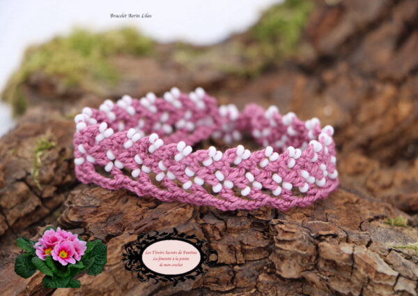 Bracelet en dentelle de crochet Aerin, réalisé dans un coton Oeko-tex lilas, parsemé de rocailles d eBohème blanches.