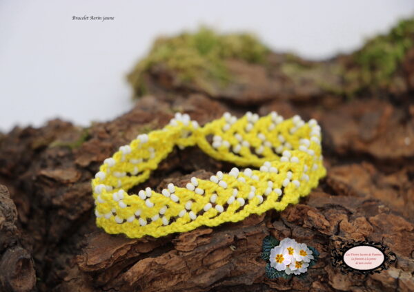 Bracelet en dentelle de crochet Aerin réalisé dans un coton oeko-tex jaune parsemé de rocailles de Bohème, le bracelet se ferme par une boule de perles à glisser dans un maillon crocheté et perlé.
