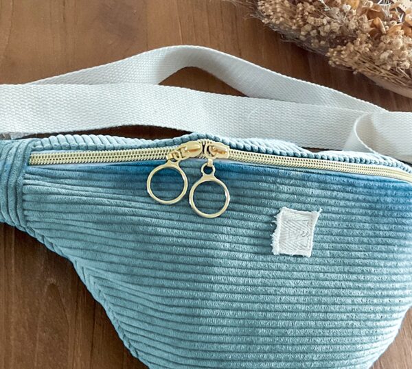 Sac banane velours côtelé bleu ciel