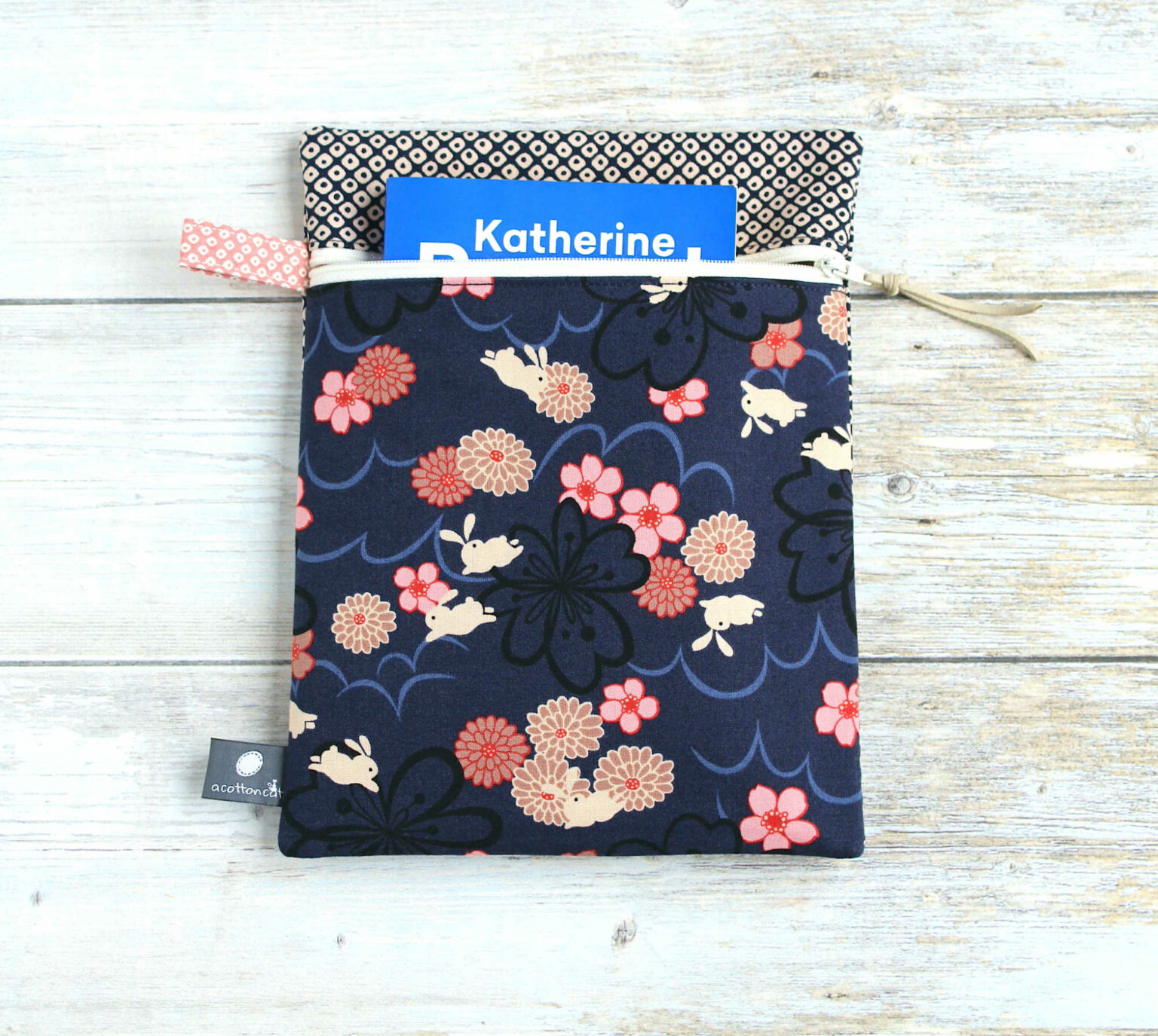 NICENEEDED Porte-Livre Motif Lune & Étoiles – Pochette Imperméable Avec Fermeture Éclair & Poche Avant, Protection Légère Et Élégante Pour Livres De Poche