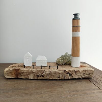 Phare et son petit port en bois flotté