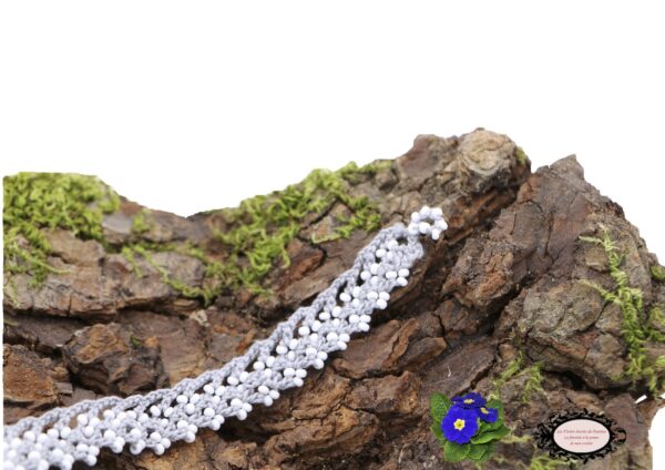 Bracelet en dentelle de crochet Aerin détail du fermoir : maillon crocheté et perlé