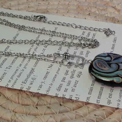 Sautoir chic et moderne, perle ronde et plate peinte à la main sur chaîne maillon en rhodium