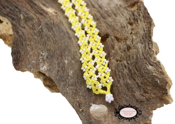 Bracelet en dentelle de crochet Clélie, détail du fermoir : boule de perles